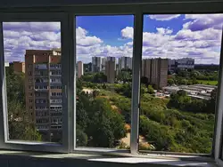 Bir mənzildən bir pəncərənin fotoşəkili