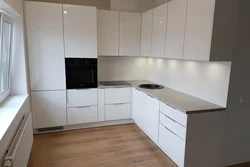 Глянцевая столешница для кухни в интерьере