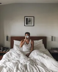 Yataq otağında selfi şəkli