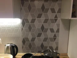 Mətbəx interyerində keramik plitələr
