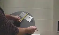 Як павесіць люстэрка ў ваннай фота