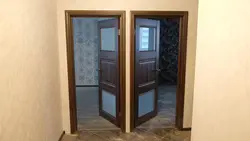 Акс дар бораи чӣ гуна насб кардани дарҳои дохилӣ дар як квартира