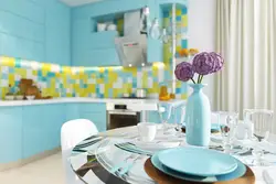 Блакітныя шпалеры з кветкамі на кухні фота