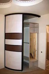 Дәліздегі жартылай шеңберлі бұрыштық гардероб фотосуреті