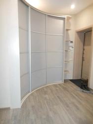 Дәліздегі жартылай шеңберлі бұрыштық гардероб фотосуреті