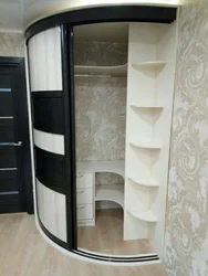 Шафа паўкруглая кутняя ў пярэдні пакой.