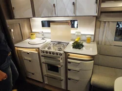 Газовая плита в интерьере маленькой кухни фото