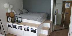 Ҷои хоб дар ошхона дар як хонаи истиқоматии якҳуҷрагӣ акс