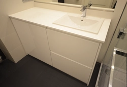 Кабинети ҳаммом бо акс countertop