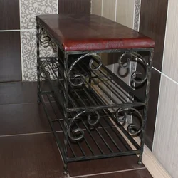 Koridordakı metal ayaqqabı rafı fotoşəkili