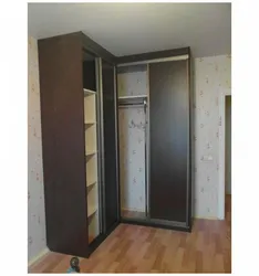 Кутняя шафа ў пярэднім пакоі хрушчоўка.