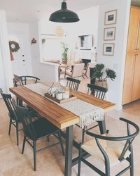 Loft uslubidagi oshxona uchun stollarning fotosurati