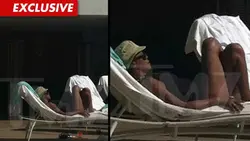 Жуынатын бөлмедегі Хьюстонның суреті