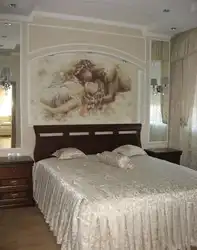 Жатын бөлмесінің фотосындағы кереует үстіндегі фреска
