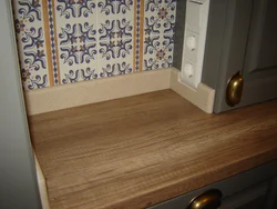 Plinth дар countertop ошхона дар дохили