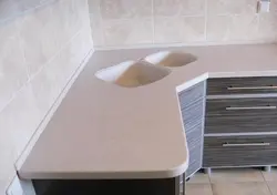 Plinth дар countertop ошхона дар дохили