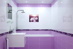 Banyoda fotoşəkildə lilac plitələr