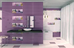 Banyoda fotoşəkildə lilac plitələr