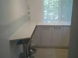Divarda foto mətbəx tezgahı