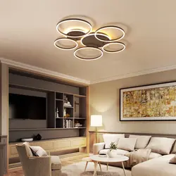 Yashash xonasining ichki qismidagi LED shiftli avizolar fotosurati