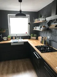 Чорна белая кухня з драўлянай стальніцай фота