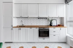 Ошхона сиёҳ ва сафед бо акс countertop чӯбӣ