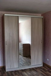 Yotoqxonadagi Fotosuratda Uch Bargli Shkaf