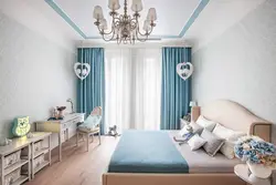 Көк және бежевый реңктердегі жатын бөлмесінің интерьері