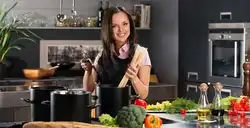 Ас үйдегі үй шаруасындағы әйел фото