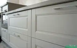 Кухня фасады с фрезеровкой в интерьере