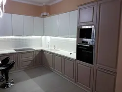 Ichki qismda frezeleme bilan oshxona jabhalari