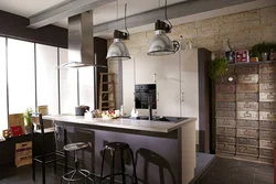 Bar peshtaxtasi bilan loft uslubidagi oshxona dizayni