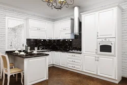 Класічная кухня з белай стальніцай фота