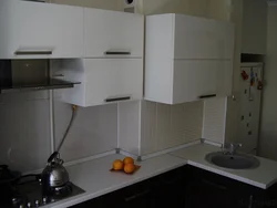 Künc fotoşəkilində mətbəxdə boruları necə bağlamaq olar