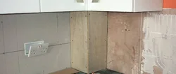 Бұрыштық фотосуреттегі ас үйдегі құбырларды қалай жабуға болады
