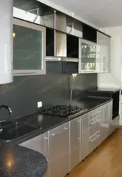 Ошхона сафед хокистарӣ бо акс countertop сиёҳ