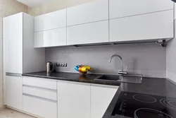Ошхона сафед хокистарӣ бо акс countertop сиёҳ