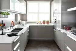Pəncərənin yanında lavabo ilə U formalı mətbəx fotoşəkili