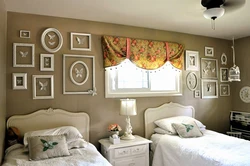 How to hang photos in bedrooms more beautifully