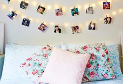 Yotoqxonalarda fotosuratlarni qanday qilib chiroyliroq osib qo'yish kerak