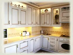 Классикалық ақ және алтын асүйлердің фотосуреті