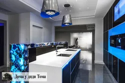 Қара және көк асүйдің интерьері