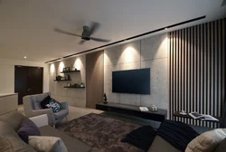 Slats паси телевизор дар ҳуҷраи меҳмонхона акс дохилӣ