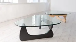 Стеклянный журнальный столик в интерьере гостиной
