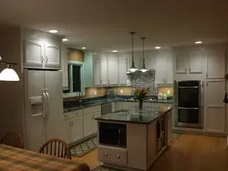 What lighting is better in the kitchen photo