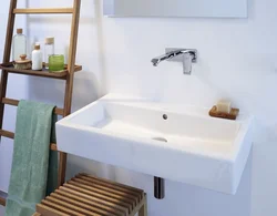 Lavabo va vannaning bitta kranli fotosurati