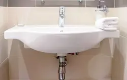 Bir kran fotoşəkili ilə lavabo və küvet