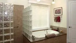 Şüşə blok arakəsmə ilə küvet foto