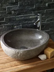 Banyoning ichki qismidagi tosh lavabo