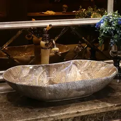 Раковина из камня в интерьере ванной